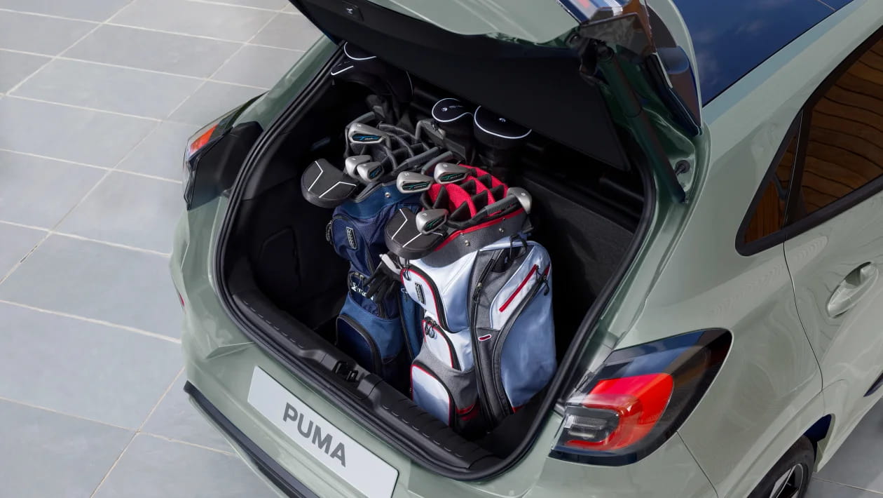 포드 푸마 트렁크에 2개의 골프백을 넣은 사진